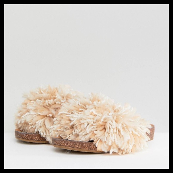 UGG Cindi Beige Yarn SandalsHard To Find - Picture 2 of 9